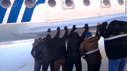 Passengers had to push their plane as the landing gear got frozen due to temperature