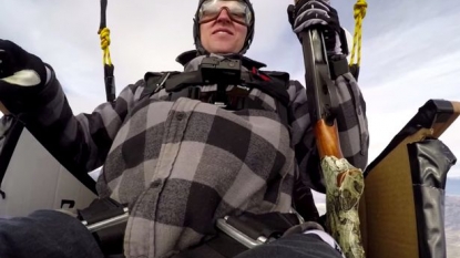 Man let himself fly in air using the 90 helium balloons