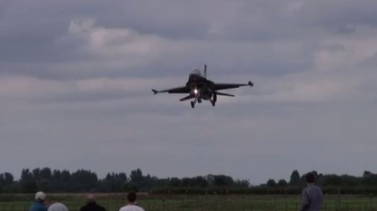 Pilot gave almost a haircut to those who were watching the fighter plane landing