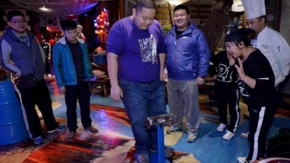 Restaurant in china offering free meals for males who are overweight and females who are underweight