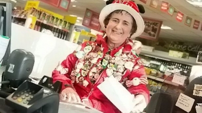 Supermarket cashier handed more than 4000 handwritten Christmas cards to customers