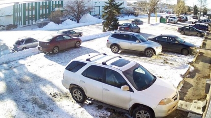 Worst driving ever – woman battled to get out from the simple parking