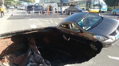 Huge sinkhole swallowed the car in just few seconds