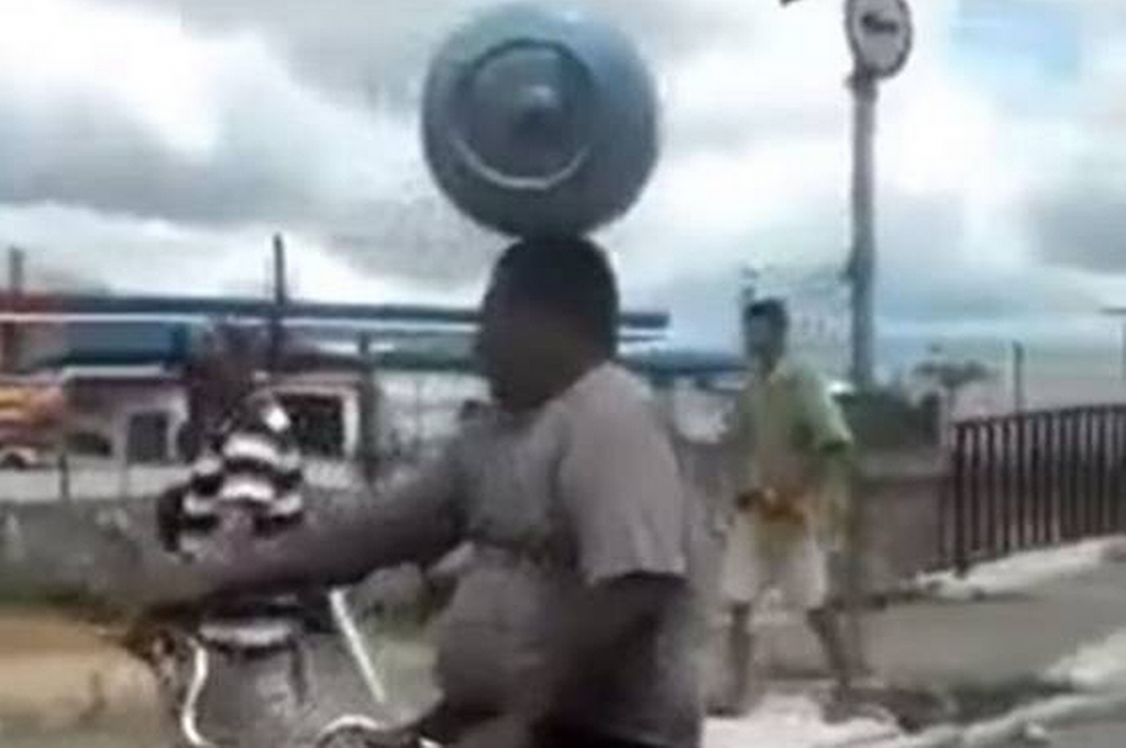 Man has amazing talent of balancing the gas canister on his head