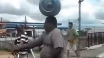 Man has amazing talent of balancing the gas canister on his head