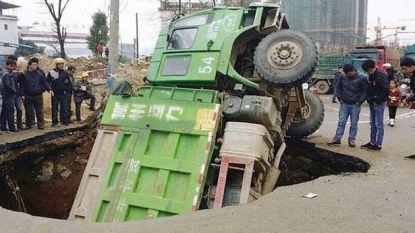 Sinkhole swallowed a huge truck in a single attempt