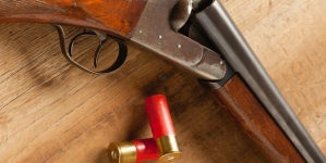 Eleven year old girl made the burglar run from her house using a shotgun