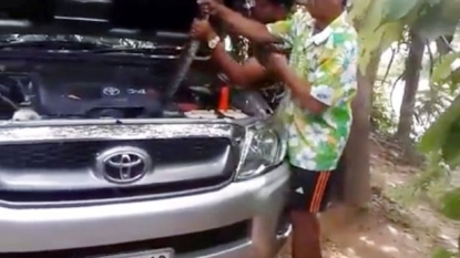 Moment when a huge snake was pulled from the car’s engine