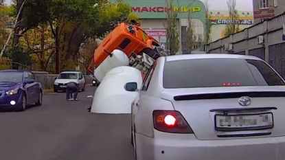 Sinkhole swallowed a huge cement truck in seconds