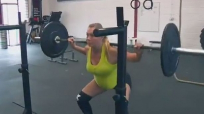 Woman lifts 100KG in gym despite of being seven month pregnant