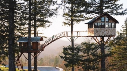 Man quits his job to live inside this incredible giant treehouse