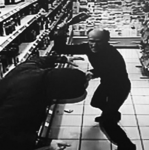 Man tackled a robbery scene by hitting the suspect with bottle of champagne