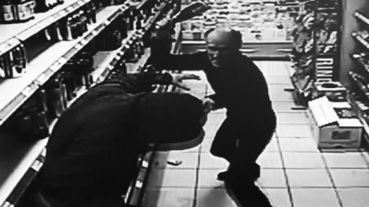 Man tackled a robbery scene by hitting the suspect with bottle of champagne