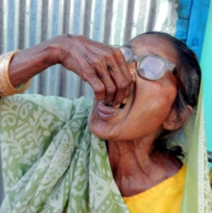 Woman has a phobia of eating sand and she is perfectly healthy