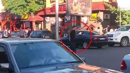 Hero pedestrian manages to keep everyone moving during a ‘traffic light break’ in busy city