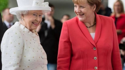 Queen Elizabeth II meets German president, rides Berlin boat