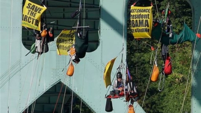 Activists rappel off Portland bridge to stop Shell icebreaker