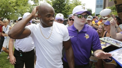 Adrian Peterson greeted by supportive Vikings fans at training camp