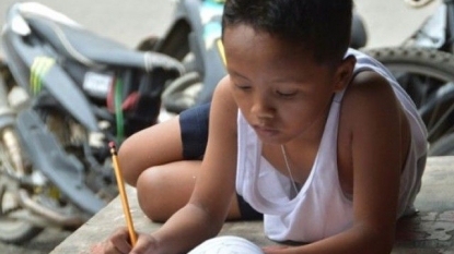 Aid after Filipino boy studying on street goes viral