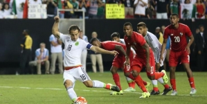 Guardado’s goals lift Mexico past Panama, 2-1, in Gold Cup