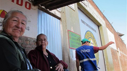 Bolivian leader gives pope communist crucifix