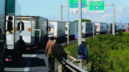 More police at Calais freight tunnel as hundreds of migrants gather