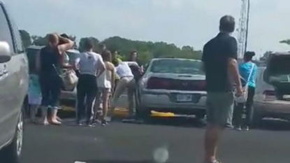 Duo applauded for breaking car window to rescue 2-year-old