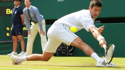 Federer reaches Wimbledon last eight