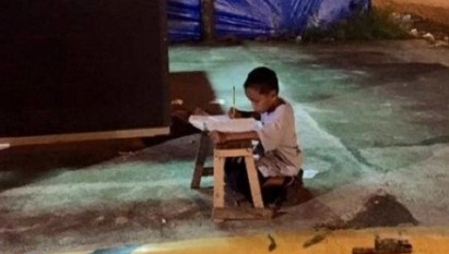 Filipino Boy’s Photo Studying on Street Goes Viral