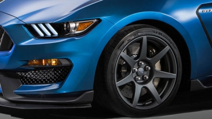 ’16 Ford Mustang Shelby GT350R To Feature Standard Carbon-Fiber