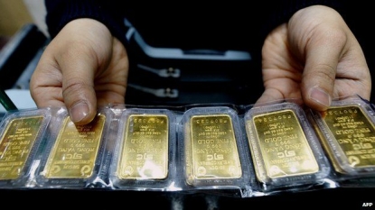 Gold falls to its lowest price since 2010