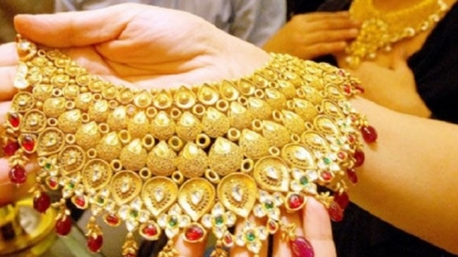 Gold tumbles 4 per cent to 5-year low, platinum also knocked