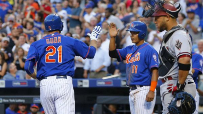 Harvey uses arm and bat to lead Mets past Diamondbacks