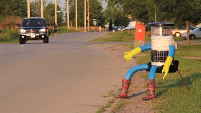 Hitchhiking Robot Embarks on U.S. Vacation