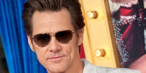 Jim Carrey apologises over vaccine rant