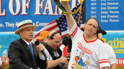 The Hawk Eye >> Defending champion wins women’s hot dog eating competition