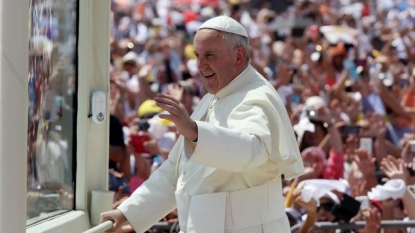 Thousands endure heavy rains while awaiting pope in Ecuador