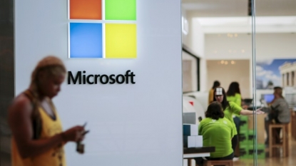 Microsoft cutting 7800 jobs as phone sales flag