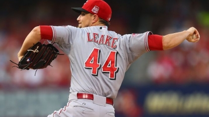 Giants acquire starting pitcher Leake from Reds