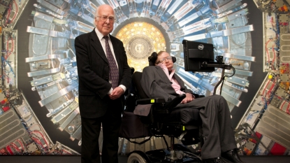 Stephen Hawking fields questions on artificial intelligence