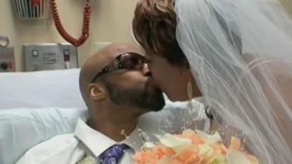 Terminal cancer patient gets married from his hospital bed