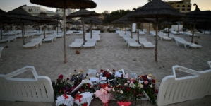 Britain tells tourists to leave Tunisia over terror risk