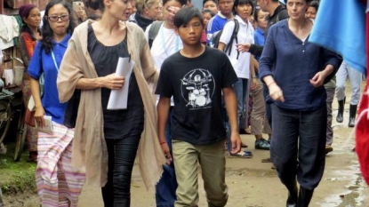 Angelina Jolie meets refugees in Myanmar