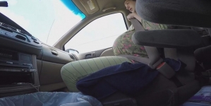 Mom gives birth in front seat of auto