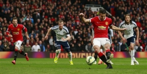 Kees Vos: ‘Robin van Persie expected back at Manchester United for training