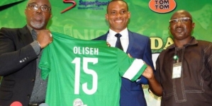 Vincent Enyeama: Super Eagles captain congratulates new coach, Sunday Oliseh