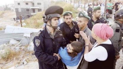 West Bank: Jewish settlers scuffle with police