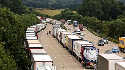 2,100 migrants try to storm Eurotunnel site in French port