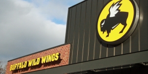 Buffalo Wild Wings misses Street 2Q forecasts