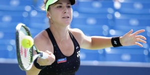 Belinda Bencic’s winning streak ends while Serena Williams cruises through